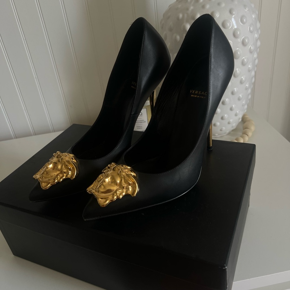 AUTHENTIC Versace Medusa head pumps 38.5 Womens